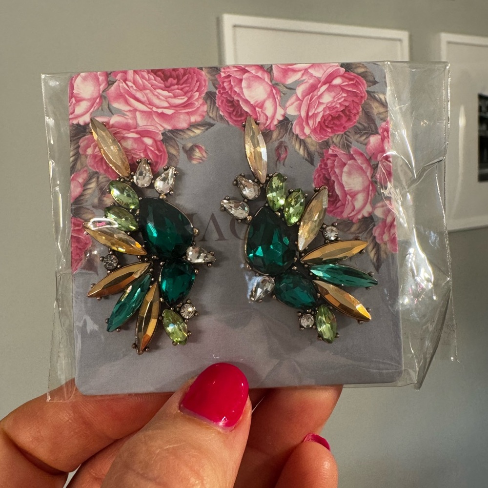 NWT Elegant Green and Gold Crystal Statement Earrings